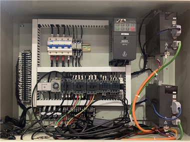 采用進口和國內(nèi)一線品牌的電器元件